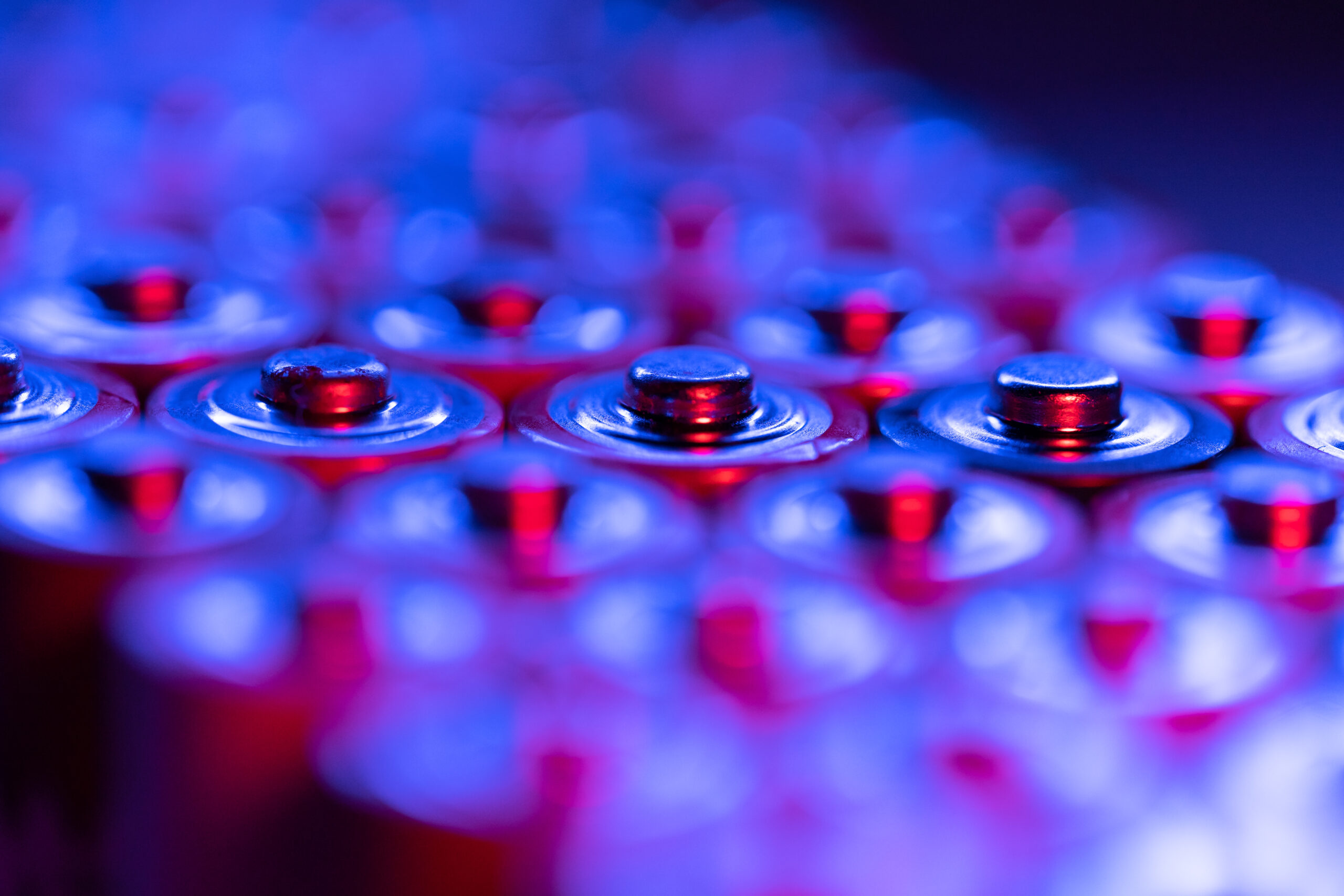 ¿Te gustaría olvidarte de las facturas de luz? Descubre cómo la energía solar y las baterías virtuales pueden transformar tu consumo sin complicaciones.